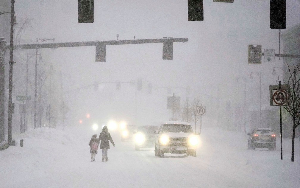 Pessoas caminham durante nevasca em Pittsfield, Massachusetts, na quinta-feira (17) — Foto: Ben Garver/The Berkshire Eagle via AP