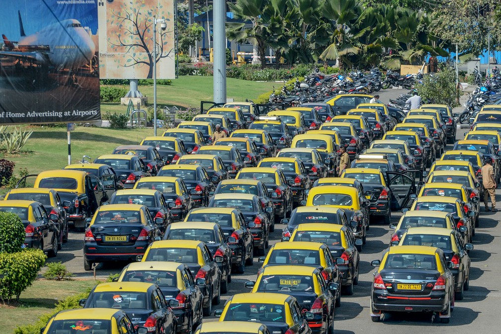 Táxis são vistos estacionados em uma fila devido às restrições de viagens nacionais e internacionais e preocupações com a propagação do novo coronavírus no Aeroporto Internacional de Chennai, na Índia, em 19 de março — Foto:  Arun Sankar/AFP