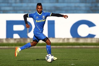 Grêmio encaminha empréstimo de Fernandinho ao Verona, da Itália