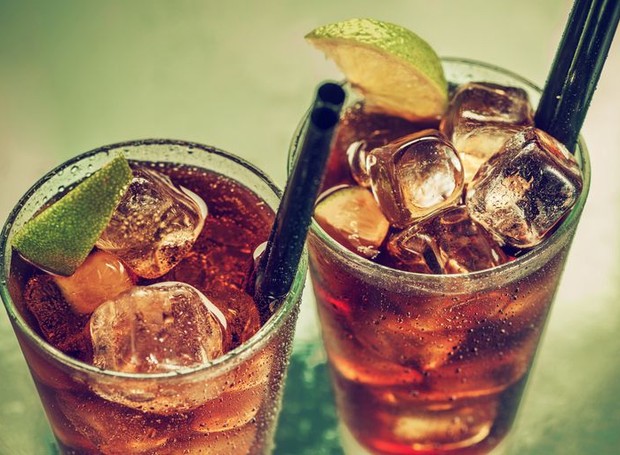 Consumo de bebidas açucaradas, como refrigerante e sucos artificiais, pode levar ao aumento do risco de câncer (Foto: Verywell Fit/ Reprodução)