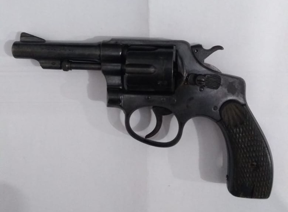 Arma estava com um dos suspeitos — Foto: PM/Divulgação