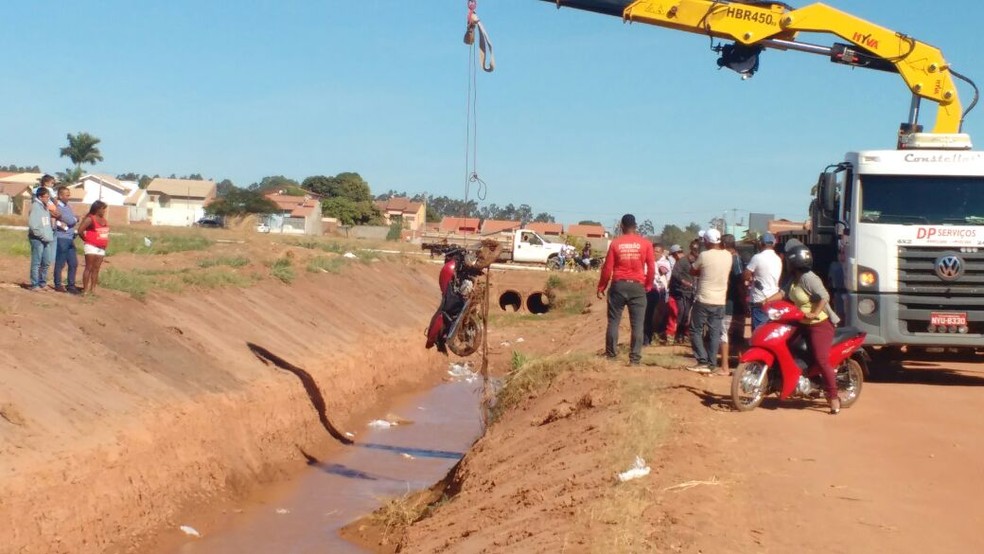 Motociclista morre ao cair em canal na cidade de Luís 