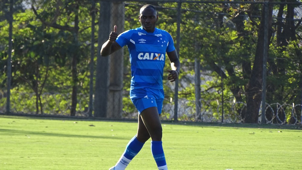 Mano observador, hora extra de Sassá e titulares dobrando: o treino do Cruzeiro