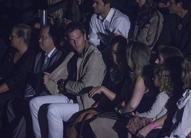 Tom Brady acompanhou tudo ao lado da família da modelo (Foto: Eduardo Saraiva / Revista QUEM)