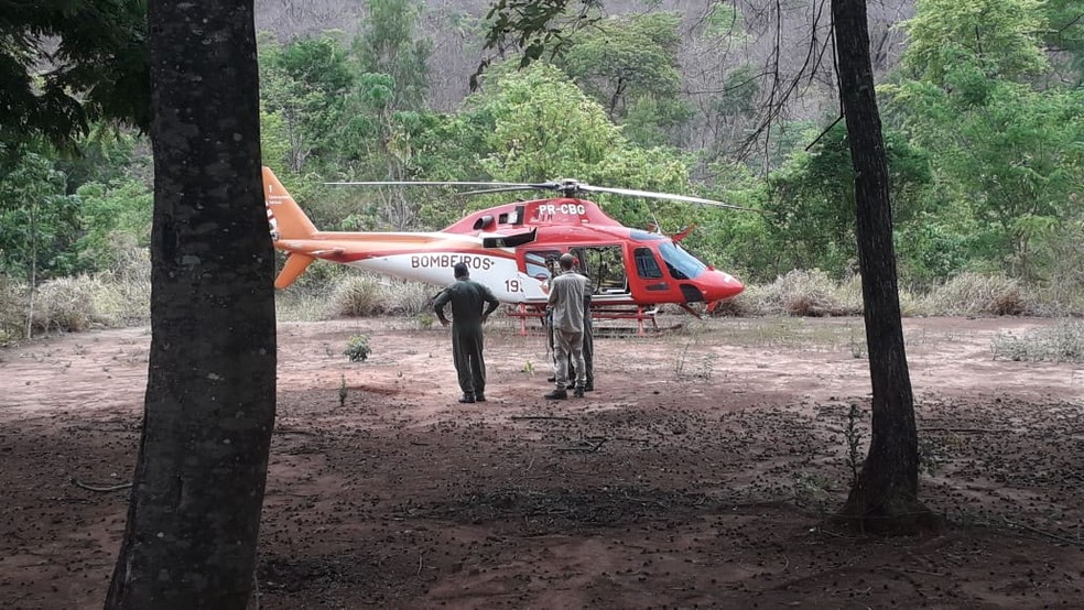 Helicóptero do Corpo de Bombeiros de Goiás em resgate de turistas desaparecidos na Chapada dos Veadeiros (GO) — Foto: Divulgação