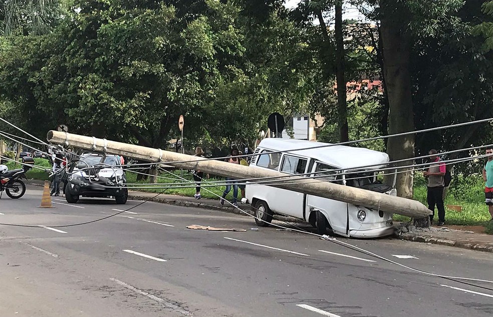 Avenida Brasil está interditada após acidente que derrubou poste em Juiz de Fora (Foto: Rodrigo Campos/Arquivo Pessoal)