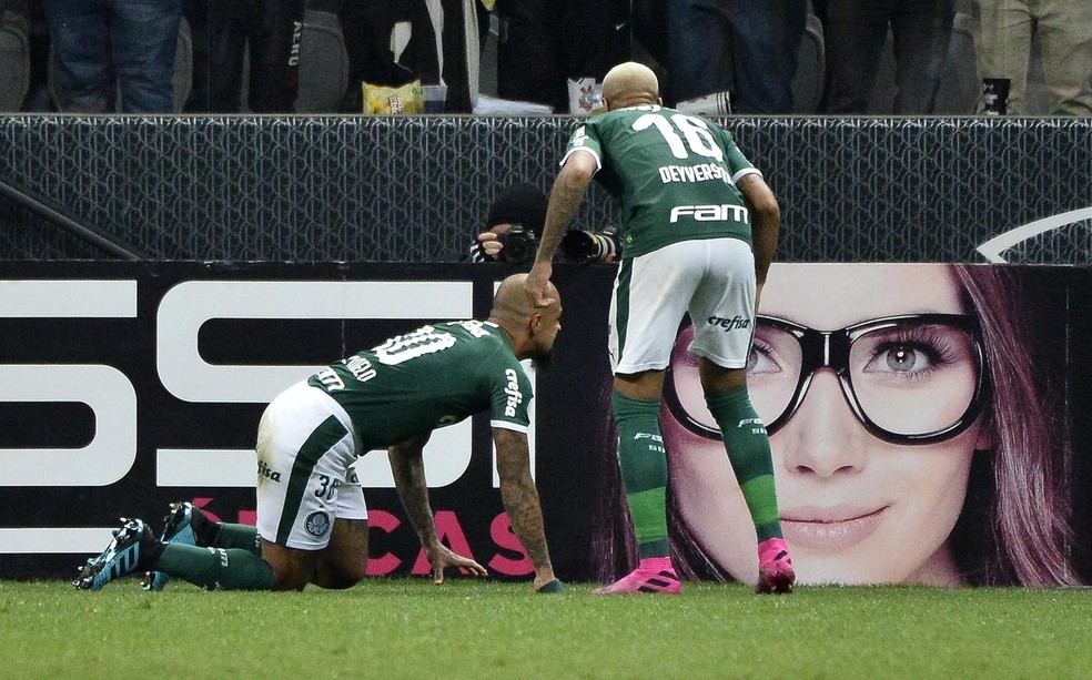 Felipe Melo comemorava gol imitando um pitbull no Palmeiras  Foto: Marcos Ribolli