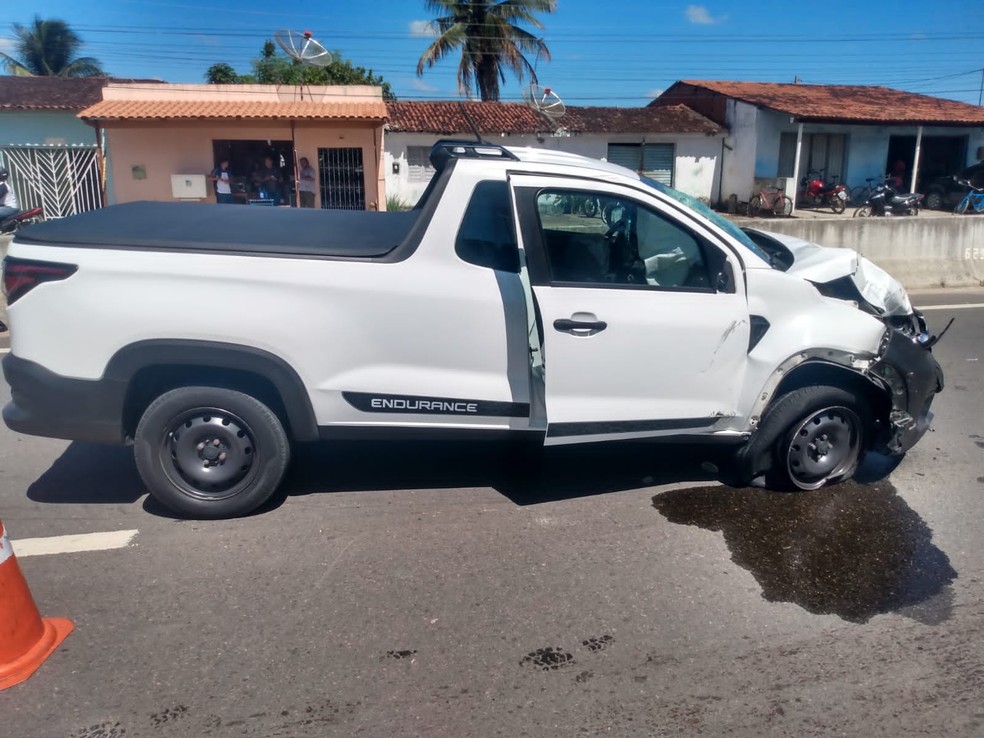 Fiat ficou com a parte dianteira destruída  — Foto: BPRv