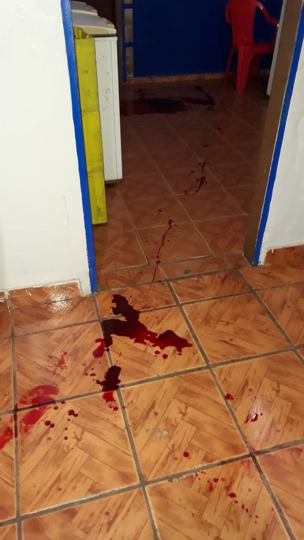 Manchas de sangue da vítima na pizzaria em MS — Foto: PM/Divulgação