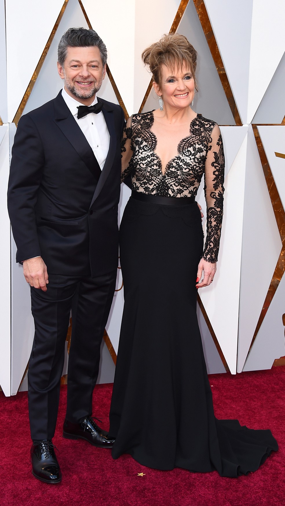 O ator Andy Serkis e Lorraine Ashbourne no tapete vermelho do Oscar 2018 (Foto: Jordan Strauss/Invision/AP)