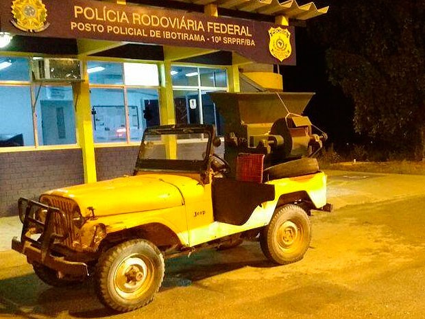 Carro transportava na carroceria uma máquina de debulhar feijão (Foto: Divulgação/PRF)