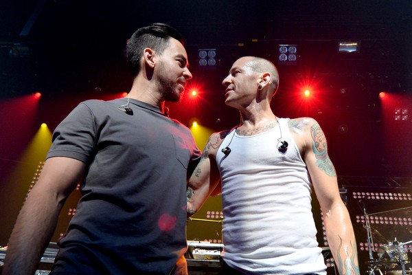 Os músicos e amigos Mike Shinoda e Chester Bennington em um show do Linkin Park (Foto: Getty Images)