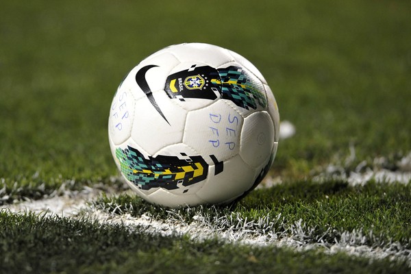 A bola, muitas vezes, toma o destino que não é esperado (Foto: Getty Images)