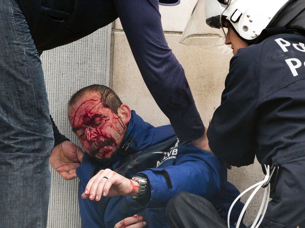 Um policial ficou ferido após receber uma pedrada na cabeça (Foto: François Lenaur/Reuters) Um policial ficou ferido após receber uma pedrada na cabeça (Foto: François Lenaur/Reuters)