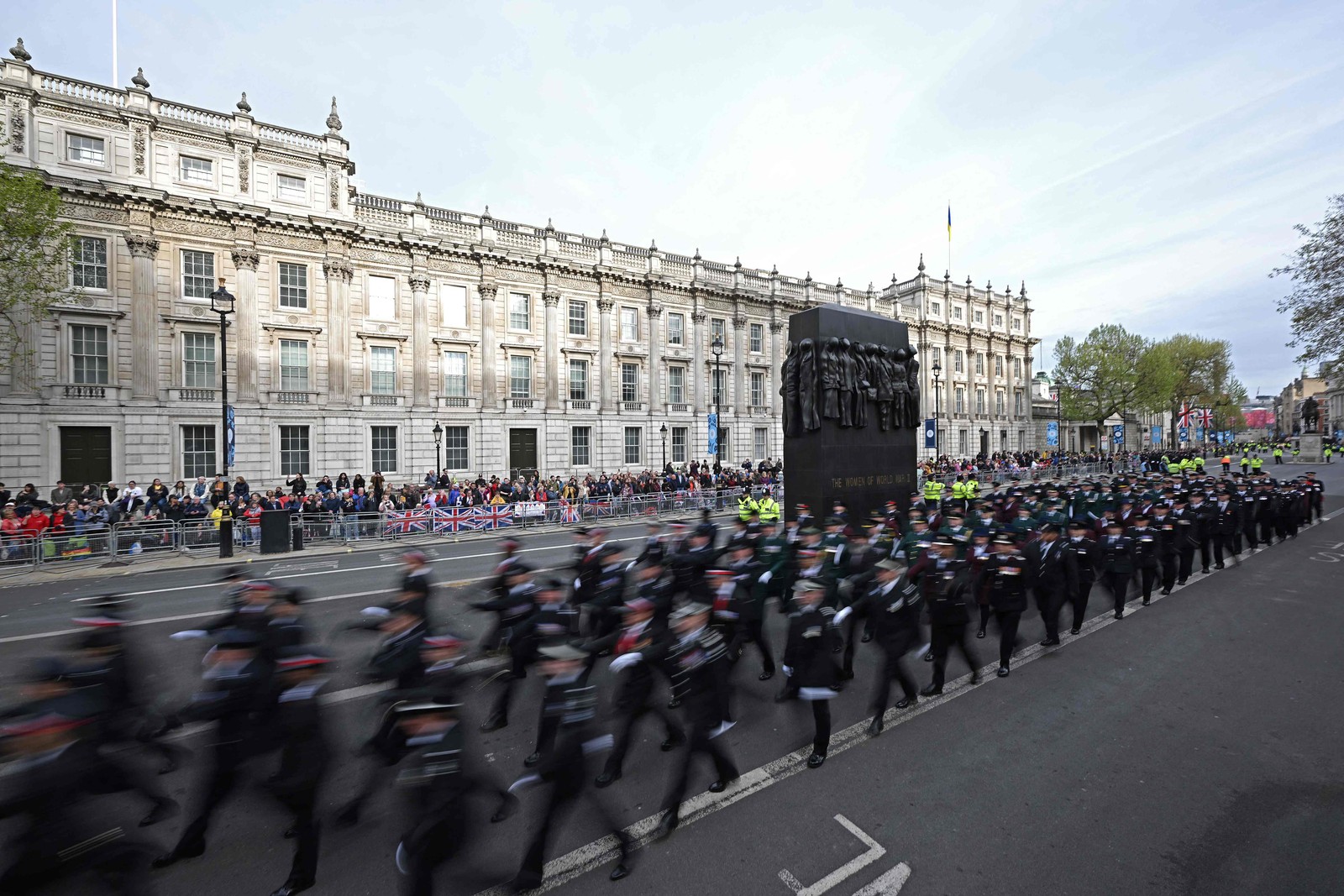 Policiais marcham ao longo da rota da procissão da coroação do rei Charles III, no centro de Londres — Foto: LOIC VENANCE / AFP
