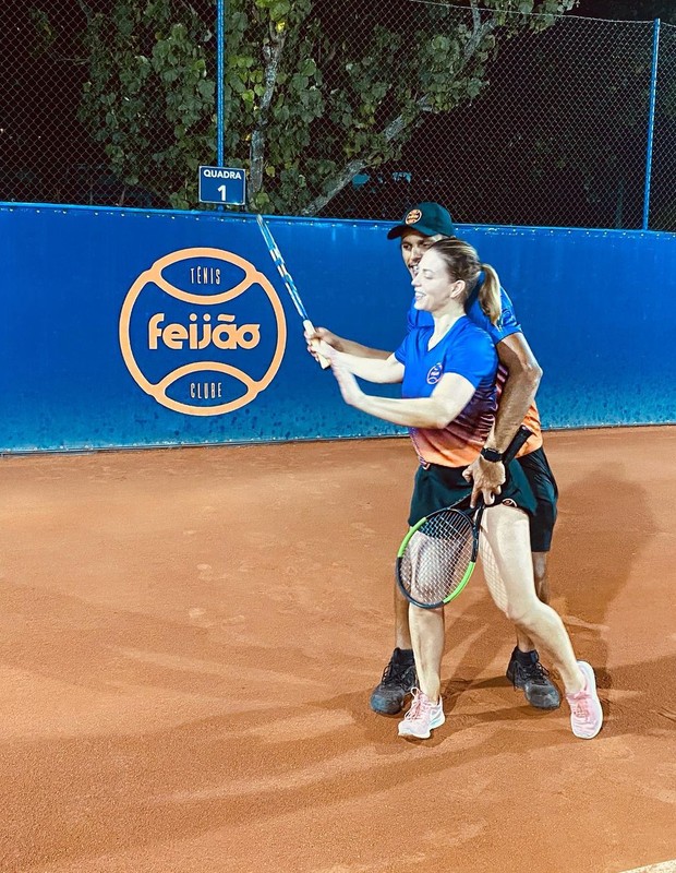 Sheila Mello aprende a jogar tênis com o namorado, Feijão (Foto: Reprodução/Instagram)