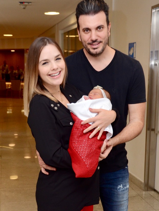 Thaeme e o marido, FÃ¡bio Elias, com a filha, Liz (Foto: Eduardo Martins/AgNews)