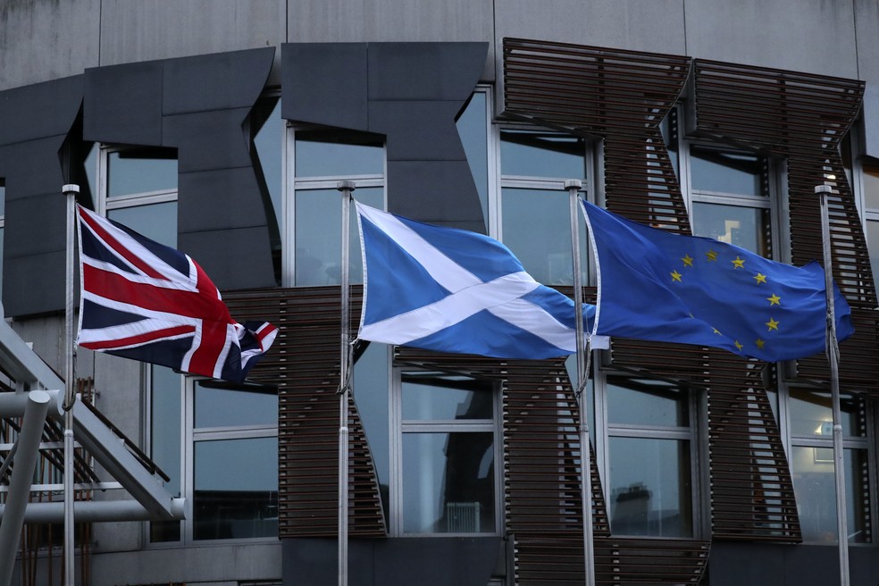 Hasteadas, bandeiras do Reino Unido, Escócia e União Europeia, respectivamente — Foto: AP Photo/Scott Heppell