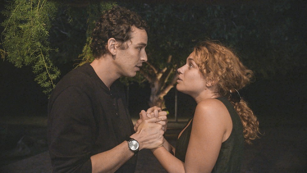  Madeleine (Bruna Linzmeyer) quer assumir relação com Gustavo (Gabriel Stauffer) — Foto: Globo/Divulgação
