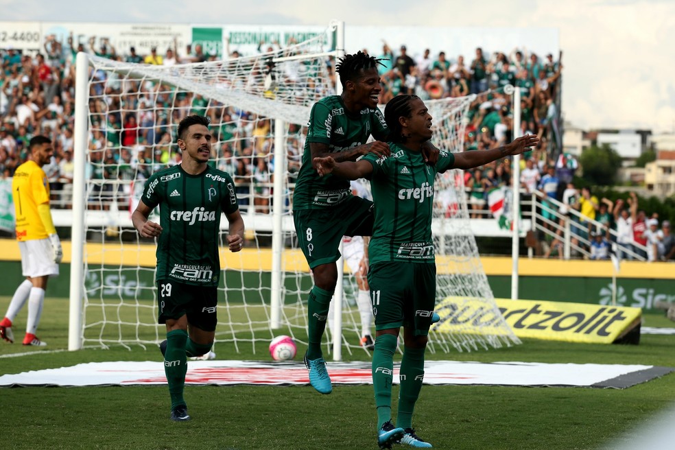 Tchê Tchê e Willian comemoram com Keno o primeiro gol do Palmeiras contra o Bragantino (Foto: LUIS MOURA/WPP/ESTADÃO CONTEÚDO)