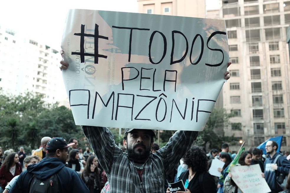 Manifestante em protesto em defesa da Amazônia na Avenida Paulista  — Foto:  ETTORE CHIEREGUINI/FUTURA PRESS/ESTADÃO CONTEÚDO