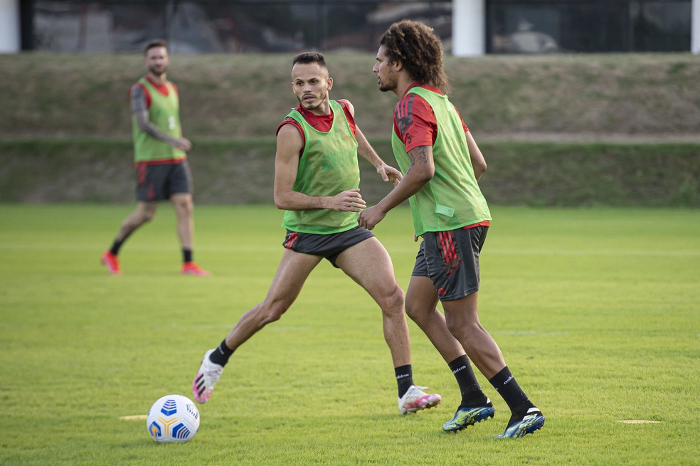Renê está de volta aos treinos com o restante do time — Foto: Alexandre Vidal/Flamengo