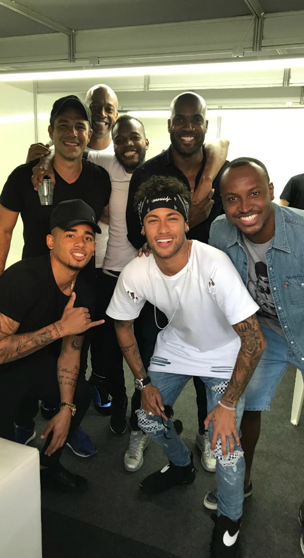 Neymar curte show de Tiaguinho com amigos, em Vitória (Foto: Reprodução/Instagram)