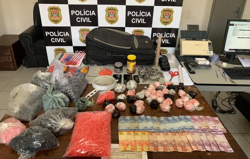 Jovem é preso com mais de 4 mil pinos de entorpecentes em Laranjal Paulista  — Foto: Polícia Civil/ Divulgação