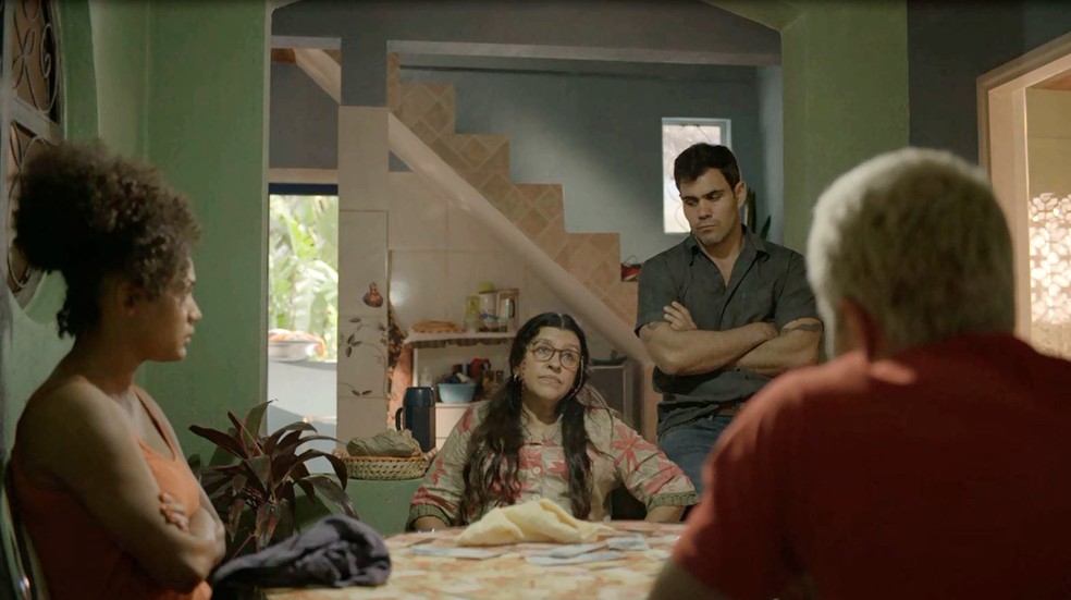 Magno (Juliano Cazarré) apoia determinação de Lurdes para encontrar Domênico, em 'Amor de Mãe' — Foto: Globo