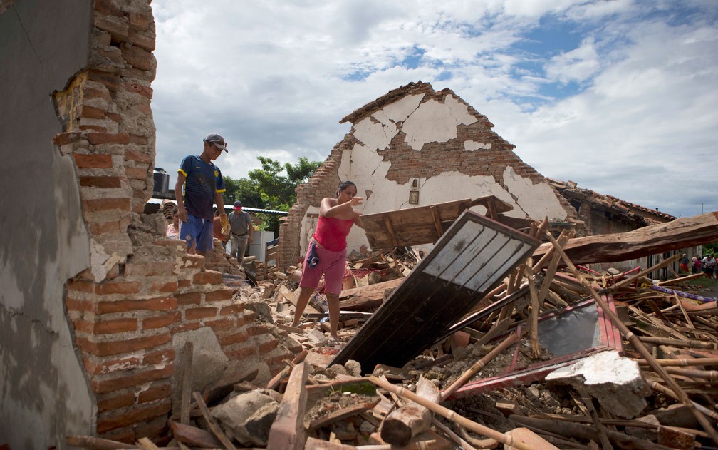 Mulher retira destroços de sua casa, destruída pelo terremoto de quinta-feira em Union Hidalgo, no México, no domingo (10) (Foto: AP Photo/Rebecca Blackwell)