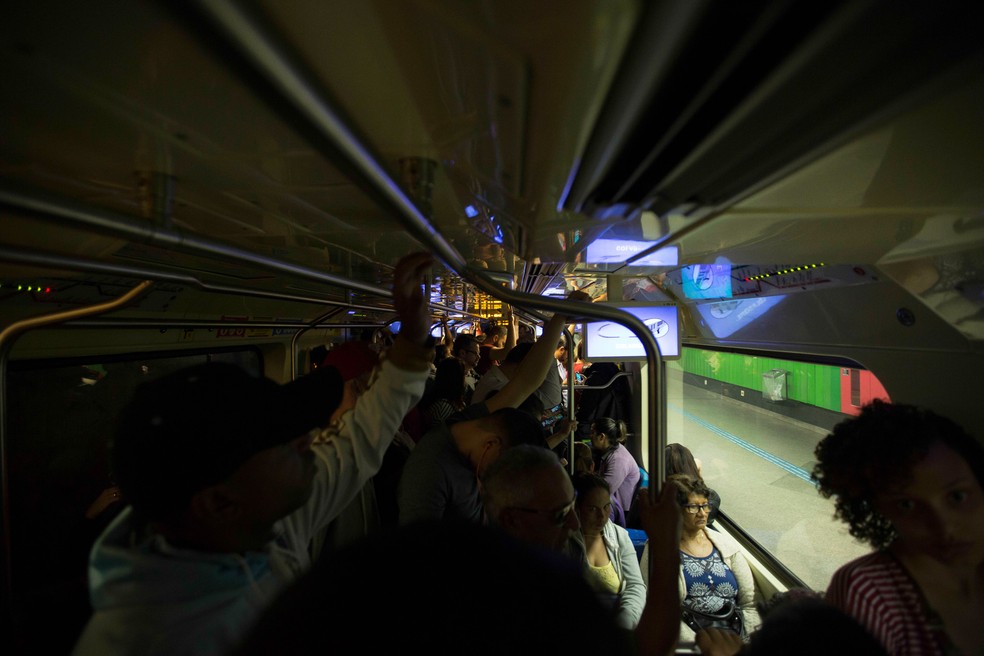 Pessoas são vistas em um vagão da linha 1-azul do metrô, em São Paulo, durante falta de energia. O metrô completa 50 anos nesta terça-feira (24) (Foto: Bruno Rocha/Fotoarena/Estadão Contéudo)