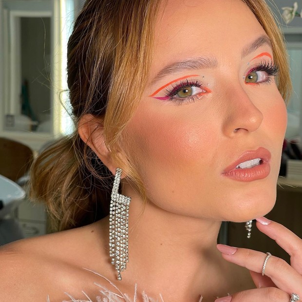 Larissa Manoela com maquiagem colorida (Foto: Instagram/Reprodução)