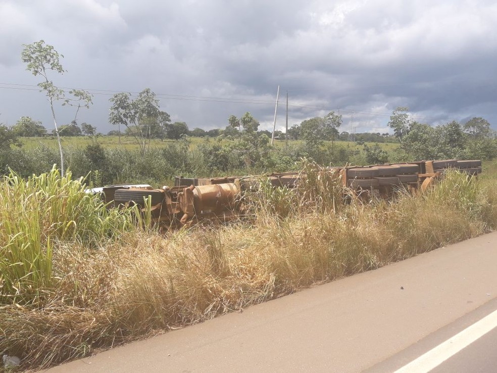 Uma das carretas saiu da pista na BR-364 (Foto: PRF/Divulgação)