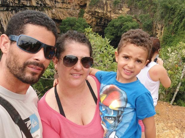 Sheila Carvalho com o marido e o filho depois que iniciou tratamento contra o câncer (Foto: Sheila Matos Carvalho/Arquivo Pessoal)