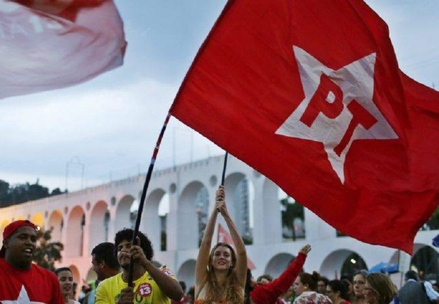 Apoiadores do PT fazem campanha pela reeleição de Dilma Rousseff em São Paulo (Foto: Pilar Olivares/Reuters)