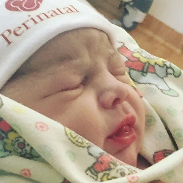 Maria, filha de Felipe Simas e Mariana Uhlmann, nasceu em maternidade do Rio de Janeiro (Foto: Reprodução/Instagram)