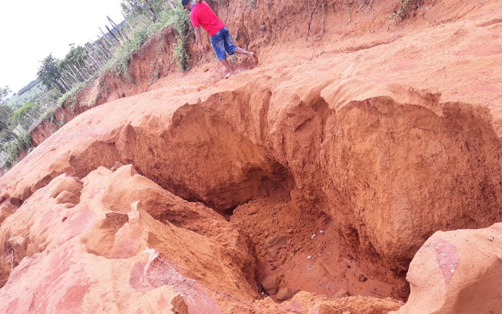 Parte de estrada de barro com cratera após temporal que atingiu Filadélfia, na Bahia — Foto: Divulgação/Prefeitura de Filadélfia 