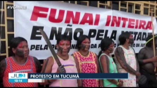 Cerca de cem indígenas Kayapó protestam em frente à Funai em Tucumã, no Pará