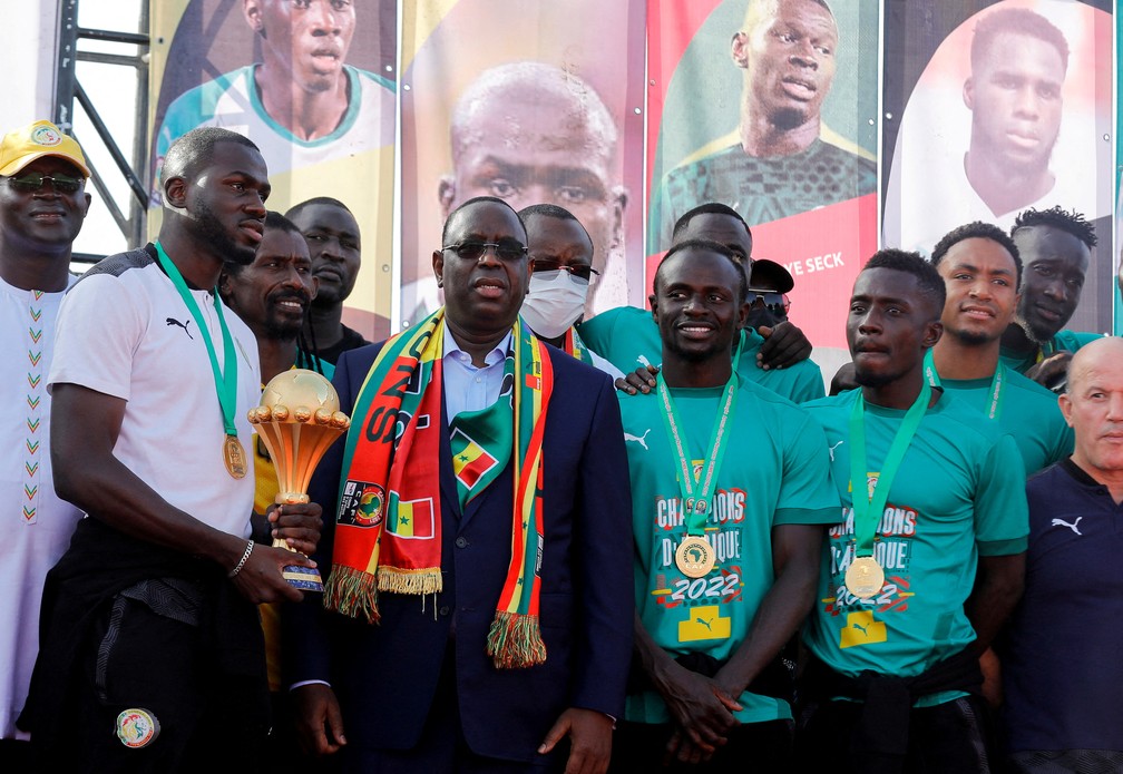 Capito Koulibaly e Sadio Man posam ao lado do presidente de Senegal, Macky Sall, com a taa da Copa Africana de Naes  Foto: Zohra Bensemra/Reuters
