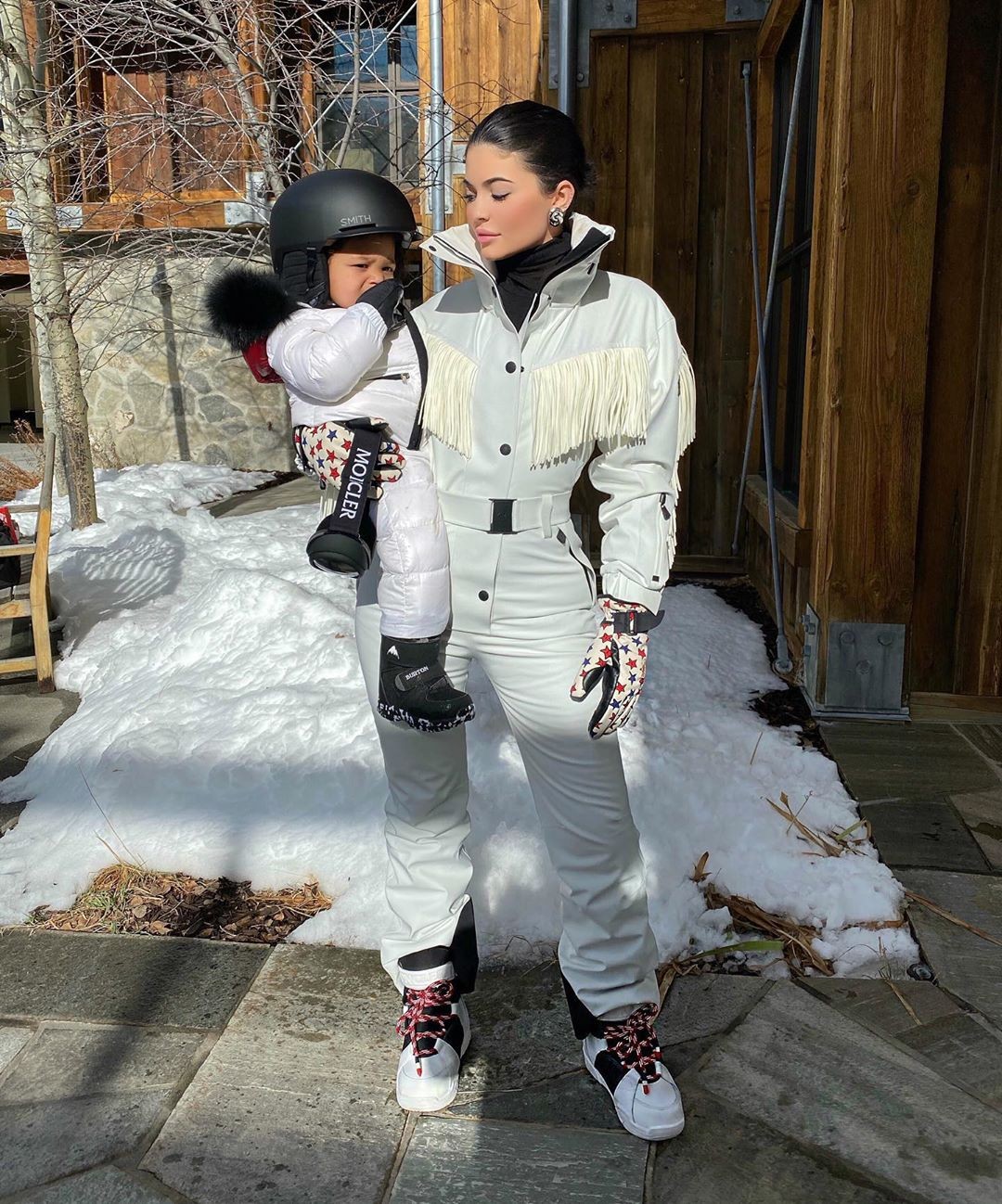 Kylie Jenner mostra Stormi na neve (Foto: Reprodução/Instagram)