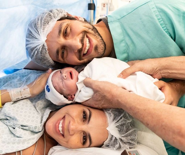 Pérola Faria e Mario Bregieira com o filho recém-nascido, Joaquim (Foto: Thais Galardi)