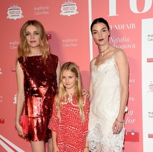 Natalia Vodianova com a filha Neva Portman e Mariacarla Boscono 