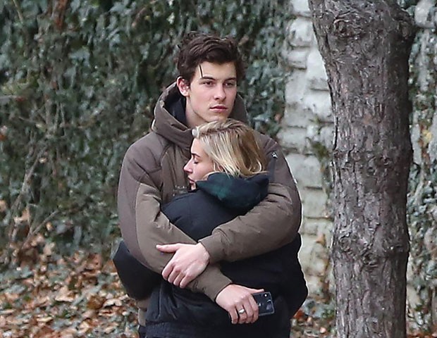 Shawn Mendes é visto em clima de romance com Hailey Baldwin (Foto: The Grosby Group)