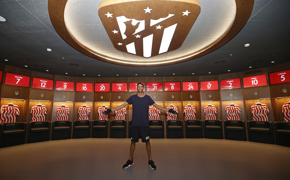Luva de Pedreiro posa para foto no vestiário do Atlético de Madrid — Foto: Atlético de Madrid