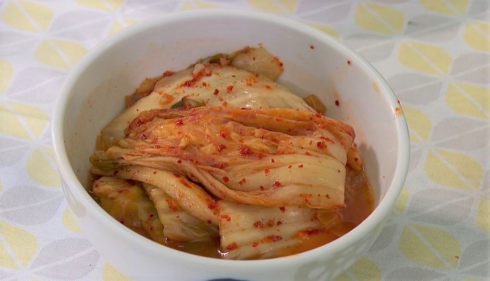 Kimchi é uma das comidas favoritas de Jin. Ele é um dos pratos mais importantes na Coreia e consiste em um repolho fermentado com pimenta — Foto: Mariane Rossi/g1