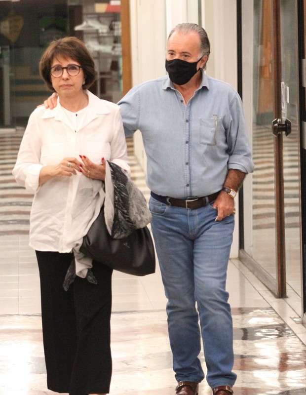 Tony Ramos curte noite em família com a mulher, Lidiane Barbosa (Foto: Adão/AgNews)