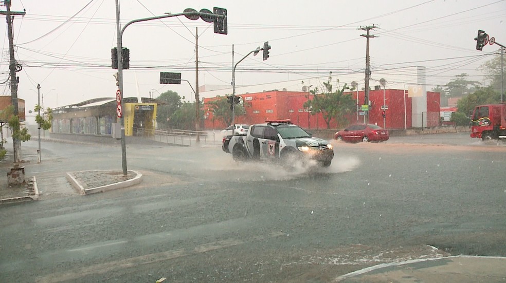 Forte chuva cai sobre Teresina nesta segunda-feira (2) — Foto: TV Clube