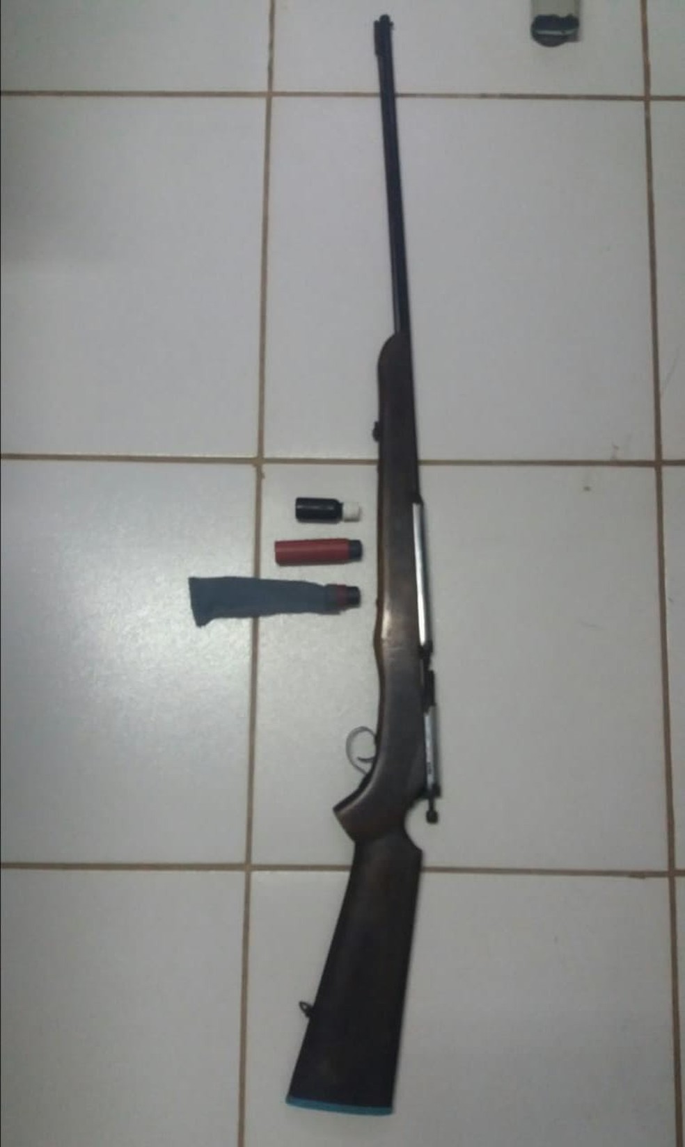 Com Pedro, a polÃ­cia apreendeu uma espigarda e muniÃ§Ã£o â€” Foto: DivulgaÃ§Ã£o/PolÃ­cia Civil