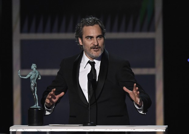 Joaquin Phoenix ganha como melhor ator e agradece aos companheiros de nomeação (Foto: Getty Image )