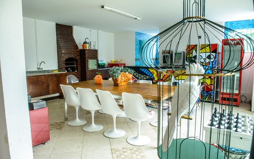 Geladeira decorada com estampas de Romero Britto colore o espaço da churrasqueira